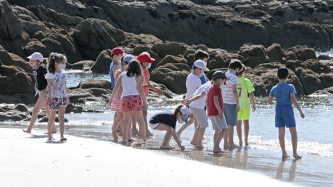 Voz Natura del colegio de Dorrón limpiando la playa de Agra