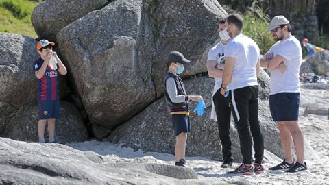 Voz Natura del colegio de Dorrón limpiando la playa de Agra