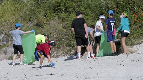 Voz Natura del colegio de Dorrón limpiando la playa de Agra
