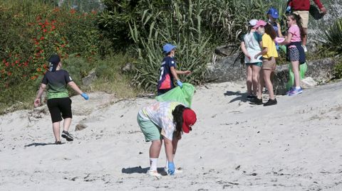 Voz Natura del colegio de Dorrón limpiando la playa de Agra