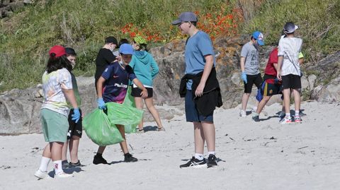 Voz Natura del colegio de Dorrón limpiando la playa de Agra