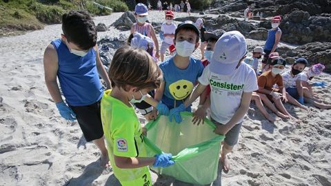 Voz Natura del colegio de Dorrón limpiando la playa de Agra