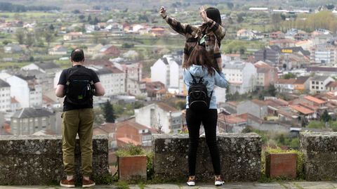 Un grupo de turistas en el monte de San Vicente, en Monforte, esta pasada Semana Santa