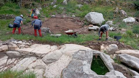 Las excavaciones se realizan en el emplazamiento de la antigua capilla de San Xoán Degolado, cuya historia está vinculada a los orígenes del monasterio de San Vicente de Pombeiro