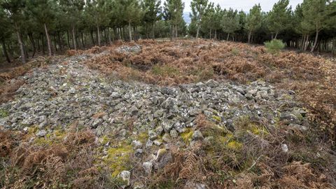 La estructura conocida tradicionalmente como A Muradella es un gran cúmulo circular de piedras de dieciséis metros de diámetro que se encuentra en el monte Moncai, en el límite entre los municipios de A Pobra do Brollón y Monforte