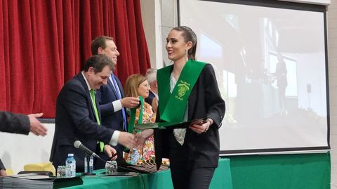 Acto de graduación de alumnos de segundo de bachillerato en el colegio Los Sauces