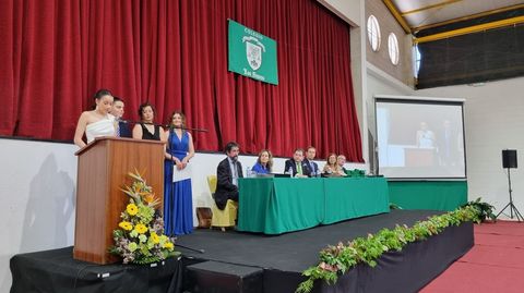 Acto de graduación de alumnos de segundo de bachillerato en el colegio Los Sauces
