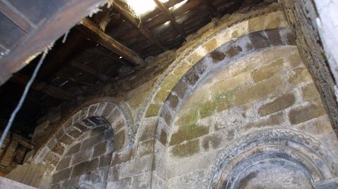 Así estaban los arcos de la fachada lateral de la iglesia de Diomondi en octubre del 2002, un año después de que se hundiese el tejado de la rectoral
