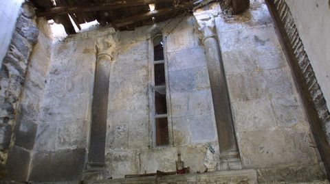 Abandono y suciedad en los arcos de la fachada lateral de la iglesia de Diomondi en octubre del 2002, un año después de que se hundiese el tejado de la casa rectoral