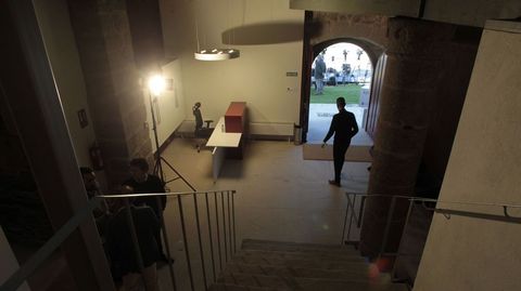 La entrada y la recepción del albergue, vistas desde la escalera de subida a las habitaciones