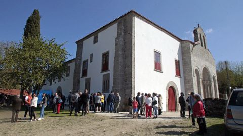 El nuevo albergue de peregrinos de Diomondi, con la iglesia romnica de San Paio al lado