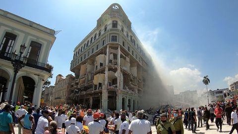 Testigos y operarios de rescate tras la explosin que redujo a escombros el emblemtico hotel. 