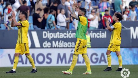 Dani Calvo, Borja Bastón y Marco Sangalli aplauden a los oviedistas presentes en La Rosaleda