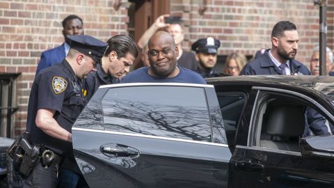 Frank James, escoltado por agentes de la policía tras haber sido acusado de abrir fuego en un metro en Brooklyn el 12 de abril.  