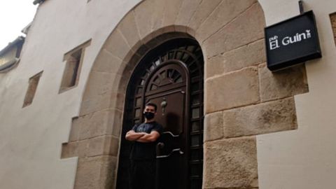 Pablo Guijarro, en la puerta de El Guin, en Rosalía de Castro, 24