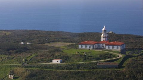 El faro de Ons está situado en la parte más alta de la isla