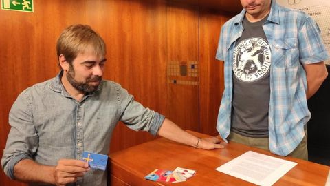 Ripa y Del Páramo enseñan las tarjetas