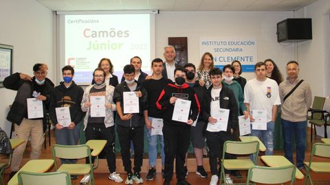 Entrega de los primeros certificados Camões Júnios a alumnado que estudió portugués en el IES San Clemente de Santiago