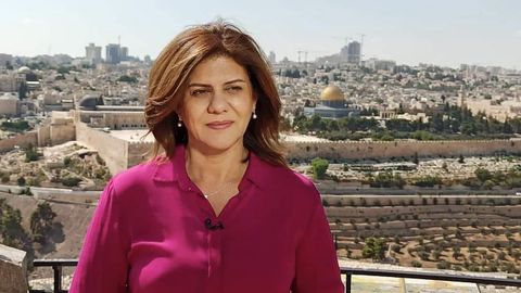 La periodista de la cadena Al Yazira Shirín abu Aklé murió de un disparo en la cabeza en la localidad cisjordana de Yenín.
