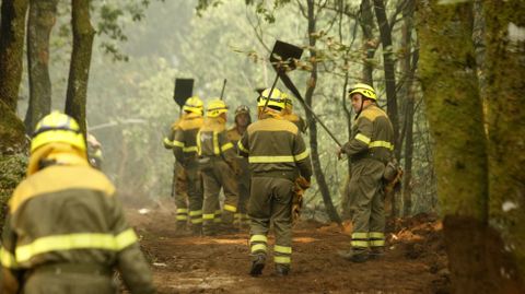 Bomberos forestales en un incendio en el municipio de Carballedo, en una fotografía de archivo