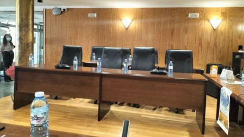 Los cinco concejales de Camiña Sarria y el edil de Galicia Siempre, que conforman el gobierno, no se presentaron. Sí acudió el alcalde porque es quien convoca el pleno