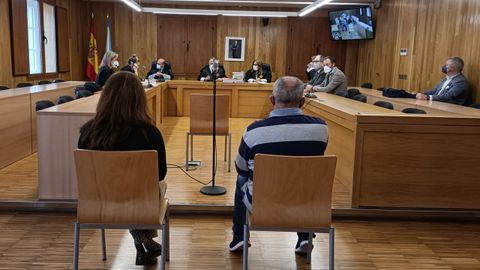 Los acusados, en la Audiencia Provincial de Lugo. Solamnente el hombre (sentado a la derecha) fue condenado por fraude a la Seguridad Social.