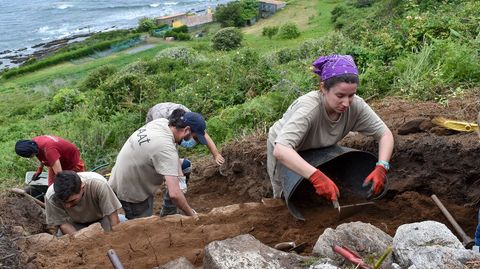 Excavación del muro del poblado romano en Castelo dos Mouros, en la isla de Ons