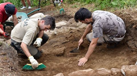 Excavación del muro del poblado romano en Castelo dos Mouros, en la isla de Ons