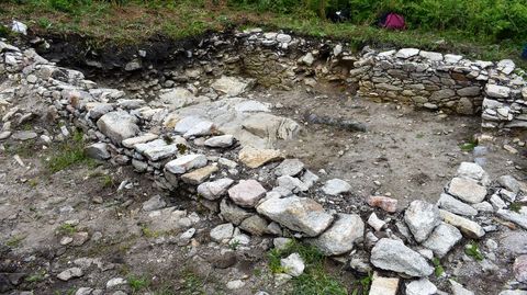 Excavación del muro del poblado romano en Castelo dos Mouros, en la isla de Ons