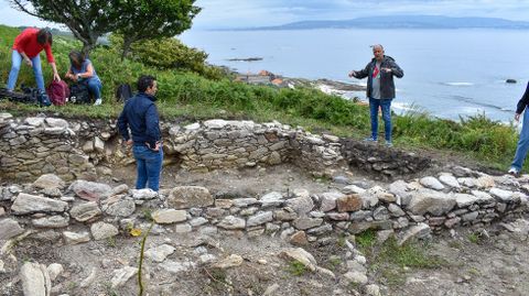 Visita a los restos de una vivienda del poblado romano en Castelo dos Mouros, en la isla de Ons
