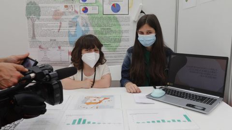 María Codesido y Adriana Castro del colegio Santiago Apóstol de Soutomaior analizaron la importancia de la huella ecológica sobre el medio ambiente y su ayuda en la vida sostenible