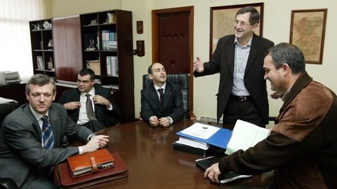 Visita al Concello de Carballo, el 6 de abril del 2004, para hablar de la entrada en funcionamiento del parque de bomberos de Carballo. Rueda era entonces el director xeral de Administración Local y presidente el Consorcio Contraincendios