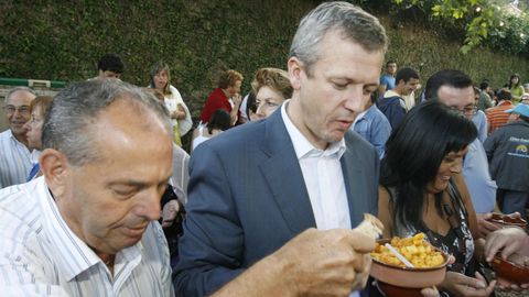 En la Faguía de Carnés, en el 2009, con el entonces alcalde, ya fallecido, Alejandro Rodriguez Lema.