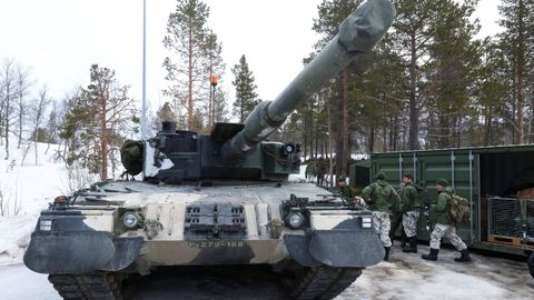 Soldados finlandeses cerca de un tanque durante unos ejercicios de la OTAN en marzo de este ao