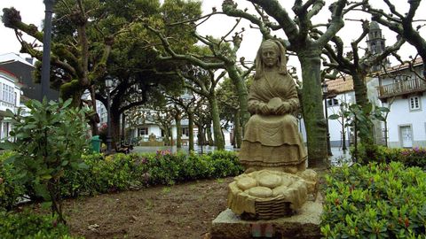 Estatua dedicada a las «queixeiras» en Arzúa.