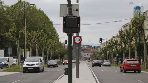 Los dos nuevos radares informativos parecen apagados, pero están registrando el número de vehículos que pasan por el tramo y la velocidad a la que lo hacen