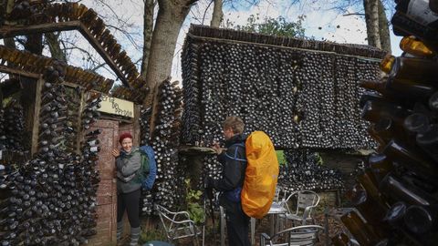 Casa Tía Dolores, un bar de O Pino donde el jardín está adornado con botellines de cerveza firmados por los peregrinos.