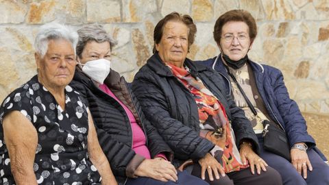 Cuatro jubiladas, ayer por la tarde, en un banco de la Praza do Concello de Carballo