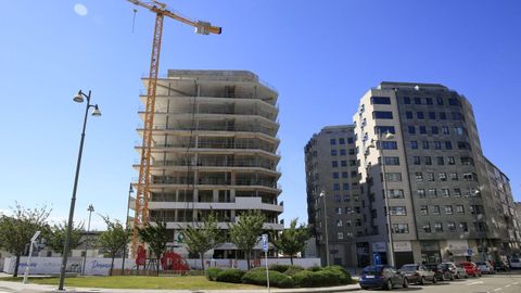 La inmobiliaria Dmanán está construyendo un edificio en la Praza de Bretaña de Lugo.