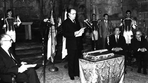 Albor lee su discurso en el acto de juramento del cargo como primer presidente de la Xunta, en el Panteón de Galegos Ilustres, en enero de 1982