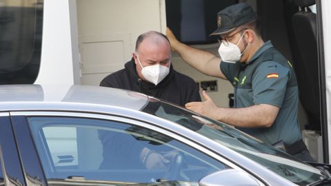 Óscar González López bajando del furgón que lo trasladó desde la cárcel a la Audiencia Provincial de Ourense