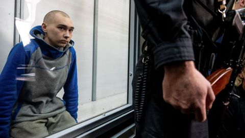 El soldado ruso Vadim Shishimarin, de 21 años, en el banquillo de los acusados durante el juicio contra él en Kiev por crímenes de guerra