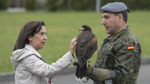 La ministra de Defensa, Margarita Robles con un ave rapaz durante su visita al regimiento 'Príncipe?, en el Acuartelamiento Cabo Noval