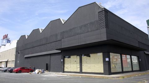 En la imagen, la nave en la que está prevista la apertura del nuevo centro de ocio multideporte