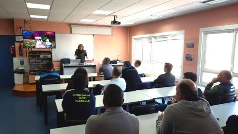 PLAN DE PREVENCIÓN EN CARBALLO. En la parroquia de Carballo ha habido 71 incendios forestales en cinco años. Muy localizados: entorno del Monte do Carme, A Colina, cerca de A Revolta... Son muchos, pero muy pequeños: es la parroquia con más fuegos, pero de menor superficie. Y figura entre las 35 de Galicia de Alta Intensidade Incendiaria. Y quieren ponerle fin. Ayer hubo una jornada de trabajo en la base de Protección Civil para estudiar el caso, con miembros de la Unidade de Investigación de Incendios Forestal, Distrito Forestal, agentes medioambientales, Protección Civil, Policía Local y edil de Seguridade.