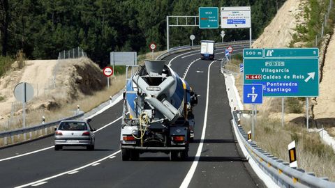 El individuo corría tranquilamente a lo largo de uno de los márgenes de la circunvalación norte de Vilagarcía, cuyo uso se reserva en exclusiva a vehículos motorizados