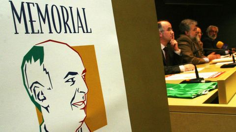 Una exposición colectiva de arte rindió homenaje a Miguel Ángel González Estévez en el 2004, el mismo año en que al instituto de Carril se le dio su nombre