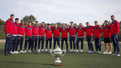 Los jugadores del Unión de Asados posan con el título de campeones de Primera Galicia.