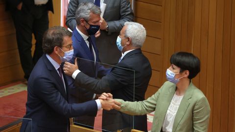 Alfonso Rueda saludando al portavoz socialista, Luís Álvarez, mientras la nacionalista Ana Pontón se despide de Feijoo.