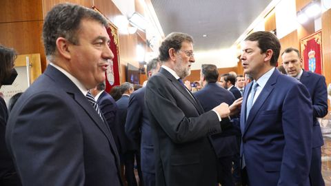 El expresidente del Gobierno Mariano Rajoy charla con el presidente de Castilla y León, Alfonso Fernández Mañueco. A la izquierda en primer plano, el conselleiro en funciones de Educación e Cultura, Román Rodríguez.